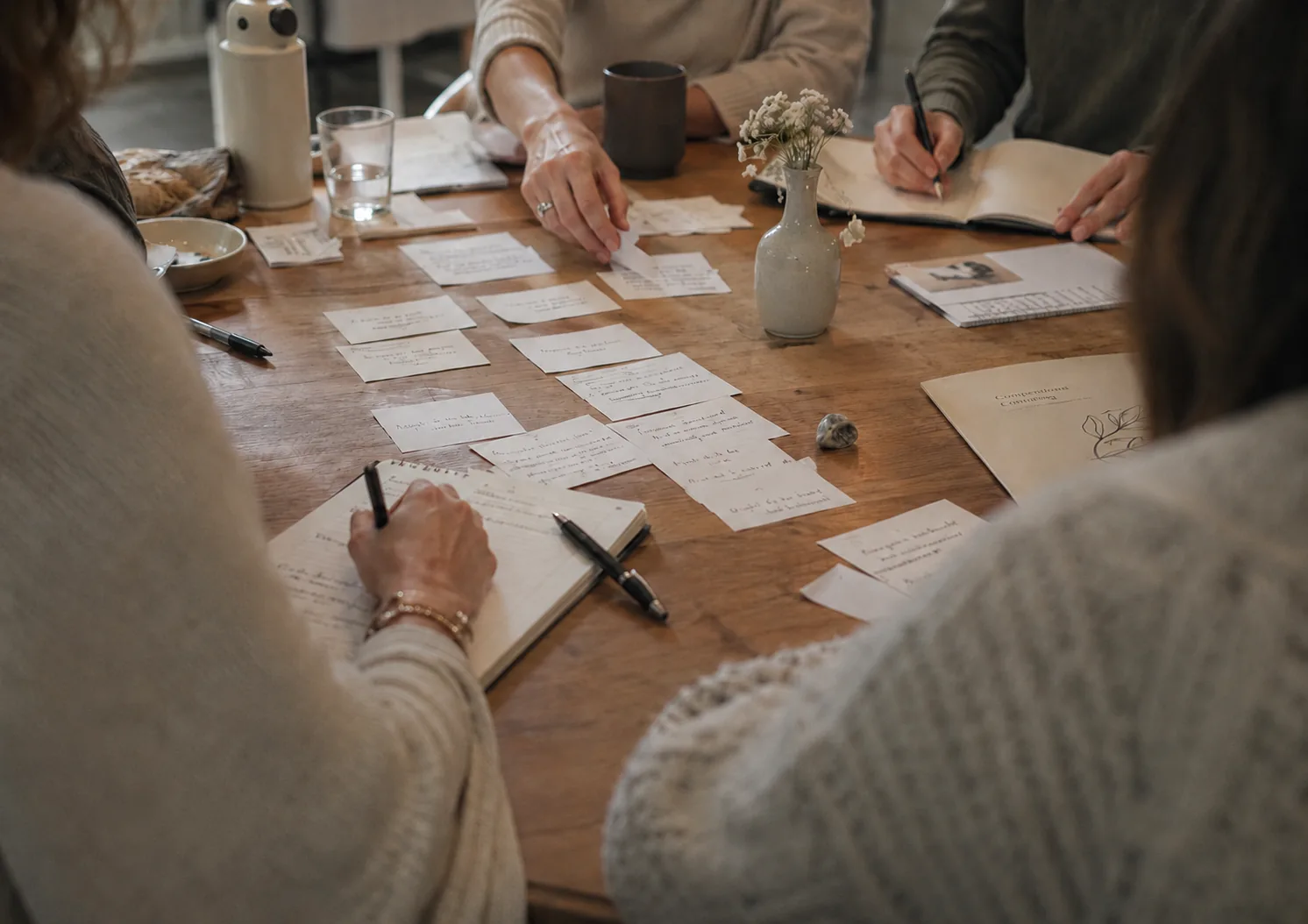 Gruppenarbeit in einer Fortbildung mit Karten, Notizen und Arbeitsmaterialien